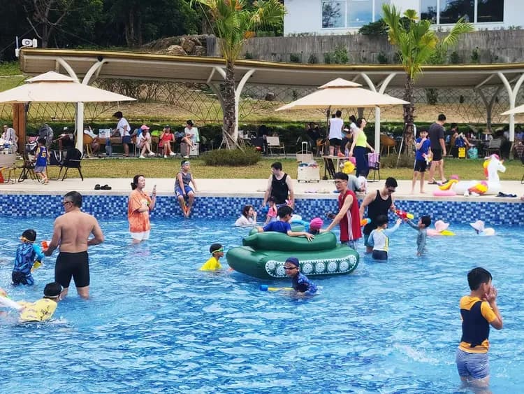 快樂的親子戲水時光