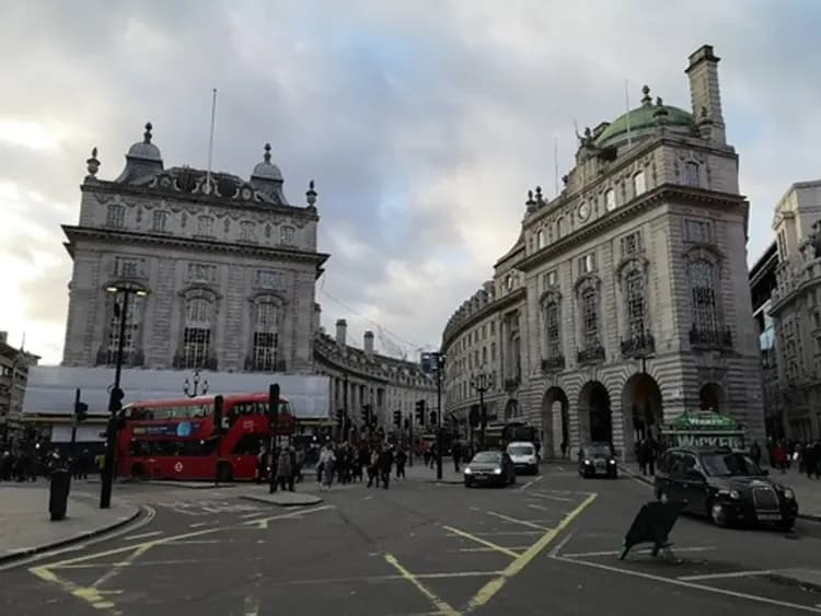 冰島幸福極光~溫泉冰河湖、藍冰洞探險、金環風景線、倫敦住宿兩晚九日-11