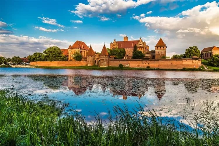 玩樂369│經典波蘭與波羅的海│兩晚五星,維利奇卡鹽礦,奧斯維辛集中營,騎士馬爾堡,八大世遺,土航雙點12日-8