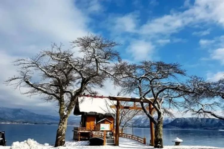 田澤湖琉璃美景