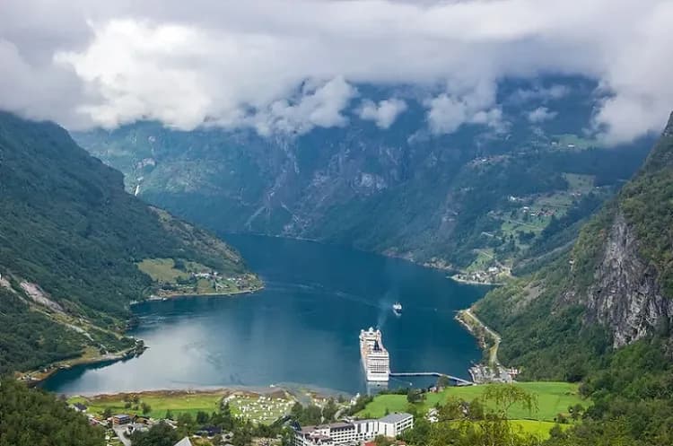 精選挪威~經典峽灣遊船、縮影高山火車、卑爾根登山纜車、峽灣精選飯店10日-5