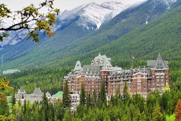 【舞動的精靈、早鳥享優惠】黃刀鎮極光(三晚)、狗拉雪橇體驗、四大國家公園、露易絲湖城堡11日-11