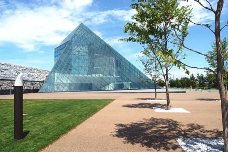 莫埃來沼公園(玻璃金字塔賞櫻)