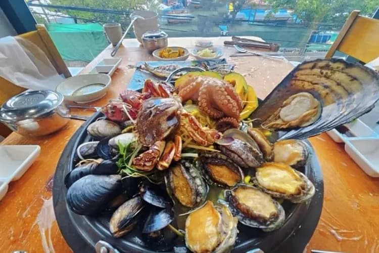 【春月】澎派海鮮鍋(章魚.花蟹.貝類.蝦)+烤魚+煎餅+炒年糕-風味餐食