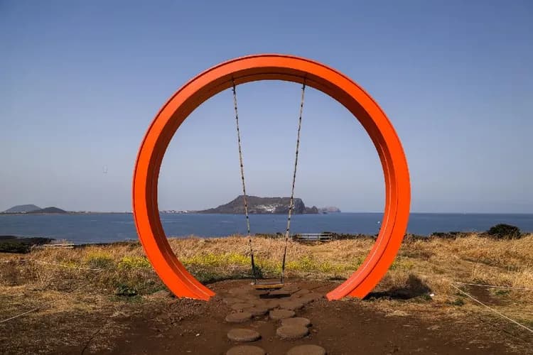 橙色巨大鞦韆(涉地可支)-濟州島上魅力的世界著名建築師作品