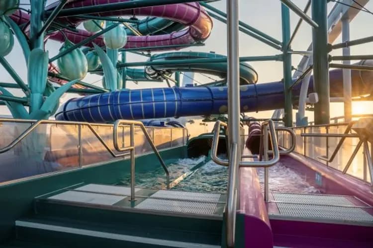 歐羅巴號甲板滑水道-海上歡愉空間