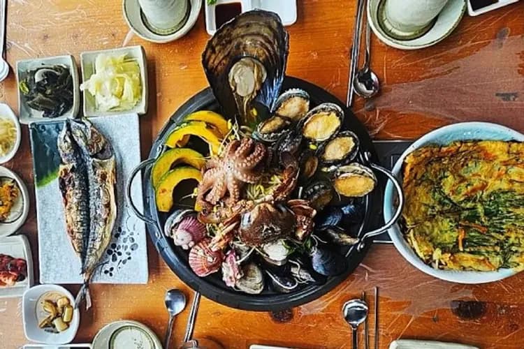 【春月】澎派海鮮鍋(章魚.花蟹.貝類.蝦)+烤魚+煎餅+炒年糕-風味餐食