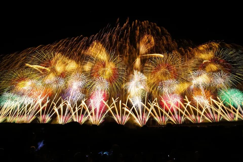 (日文導遊併團)【2026長岡花火大會二日遊】日本三大煙火前排席位門票・上越住宿|新宿出發