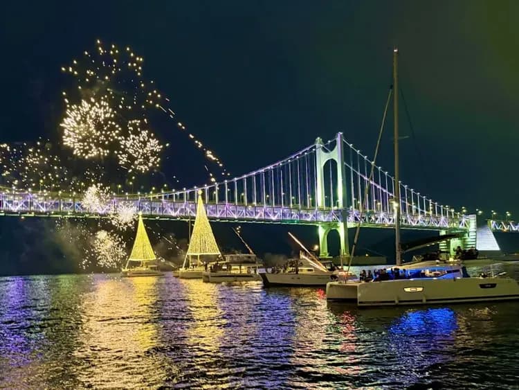 豪華遊艇浪漫夜景+煙火秀(約60分鐘,無酒精飲料+餅乾享用)