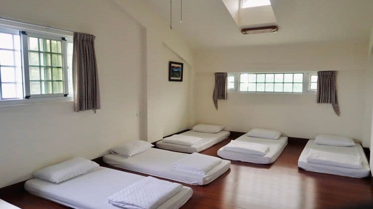 八人雙衛通舖套房