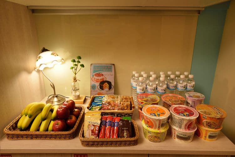 一樓大廳提供免費瓶裝水、水果、泡麵