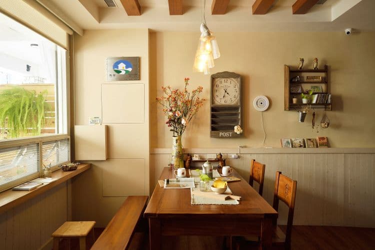 民宿一樓接待大廰木桌