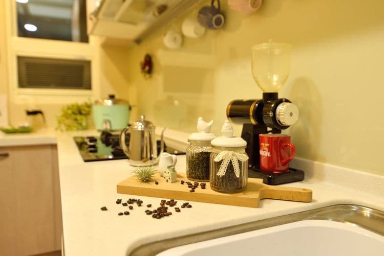 一樓公用廚房提供免費職人咖啡豆,旅客可自行研磨沖泡