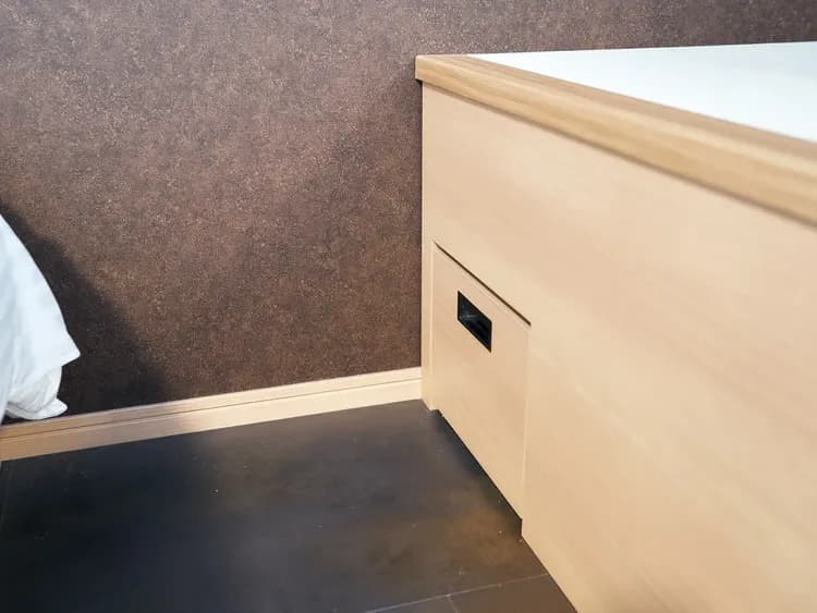 デラックス:引き出すと小上がりへのステップになります