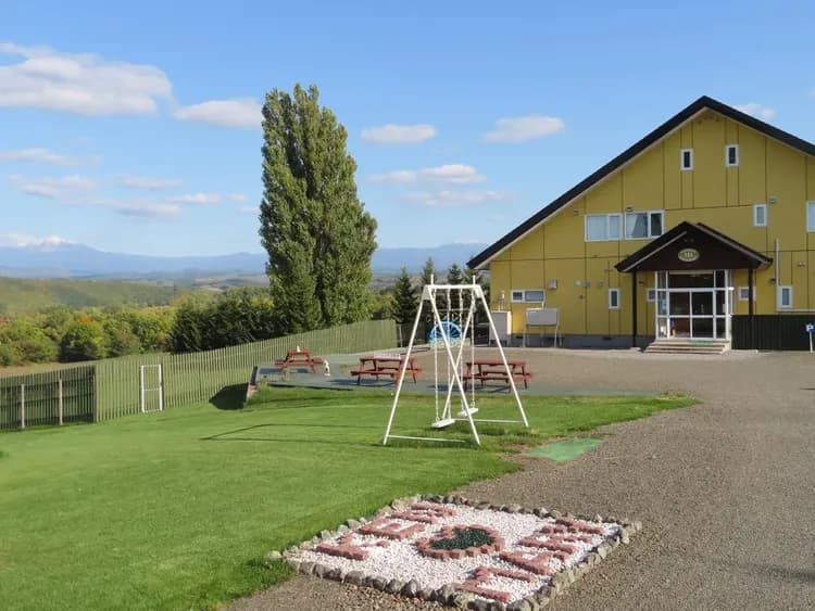 畑の中に一軒だけ見えます。ブランコやモニュメントも人気。