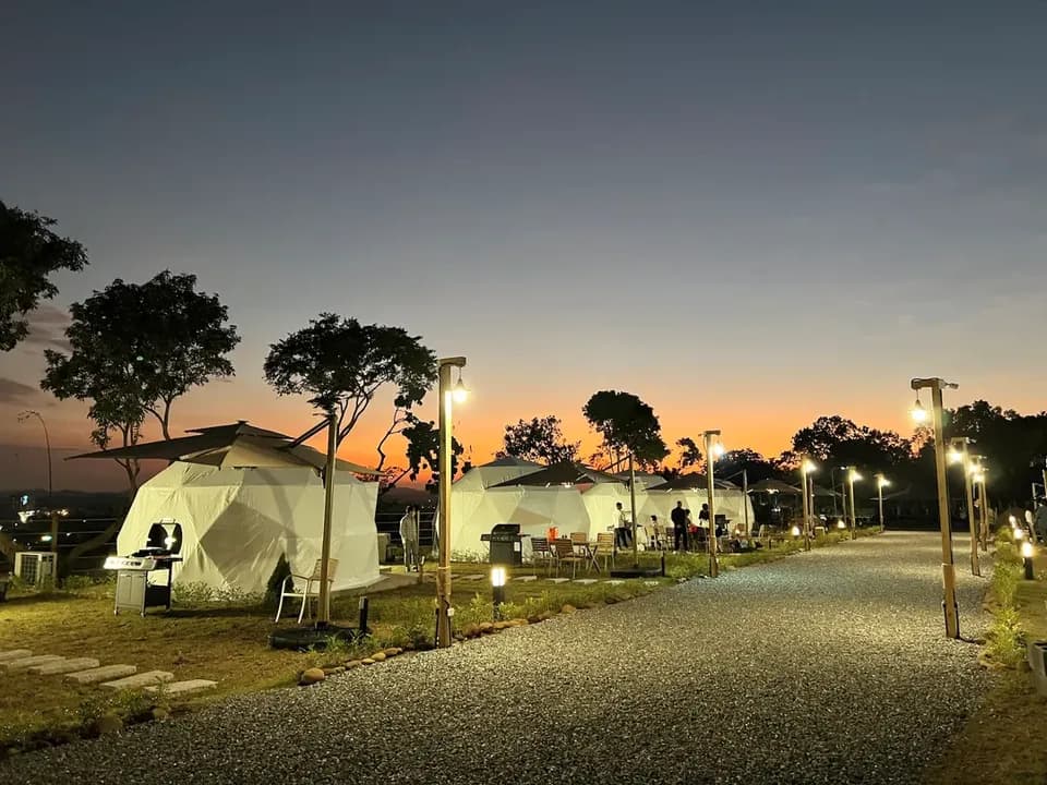 一邊烤肉也能欣賞落日晚霞!