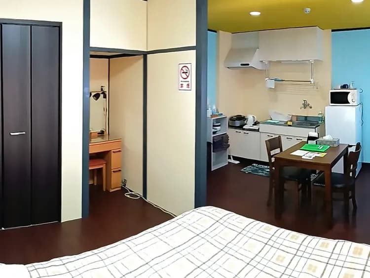 ・【402号室/ベッドルーム 】空間広々!ベッドからキッチンへ、すぐ行ける