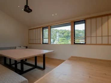 【本棟】リビング/障子を開けると八雲山を一望。ひろびろとしたテーブルのゆとりの空間