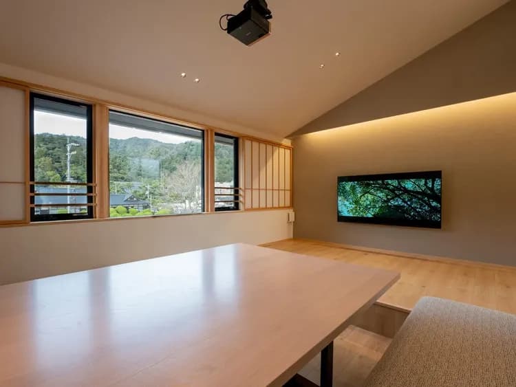 【本棟】リビング/大きな窓からは八雲山を一望!