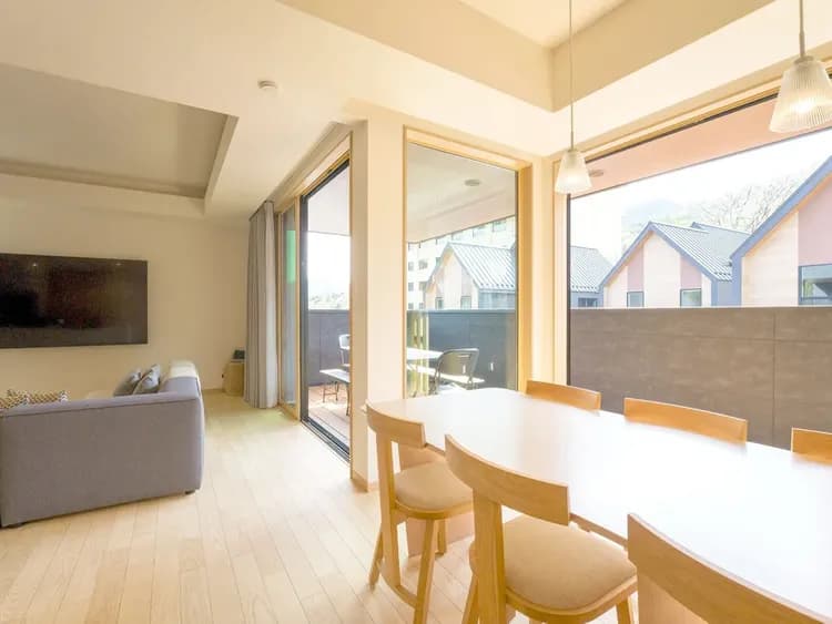 【客室】大きな窓が明るく開放的なリビング