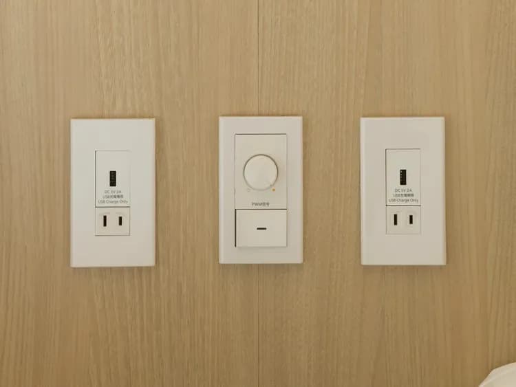 【設備】ヘッドボードにコンセント、USBポートを完備