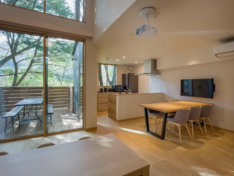 【リビングダイニング】豊かな日差しが心地よく、開放的な室内。