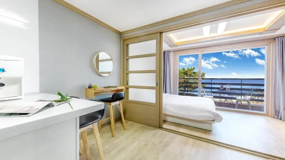 Gangwon-do-Yangyang Haettuneonchangmoon Pension