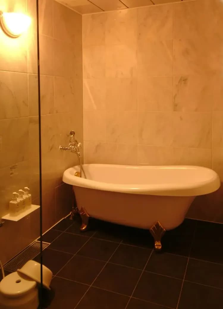 Deep soaking bathtub