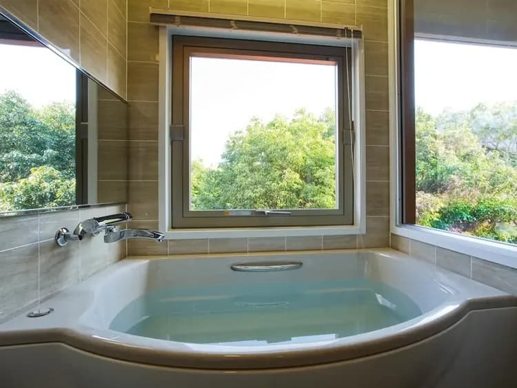 Deep soaking bathtub
