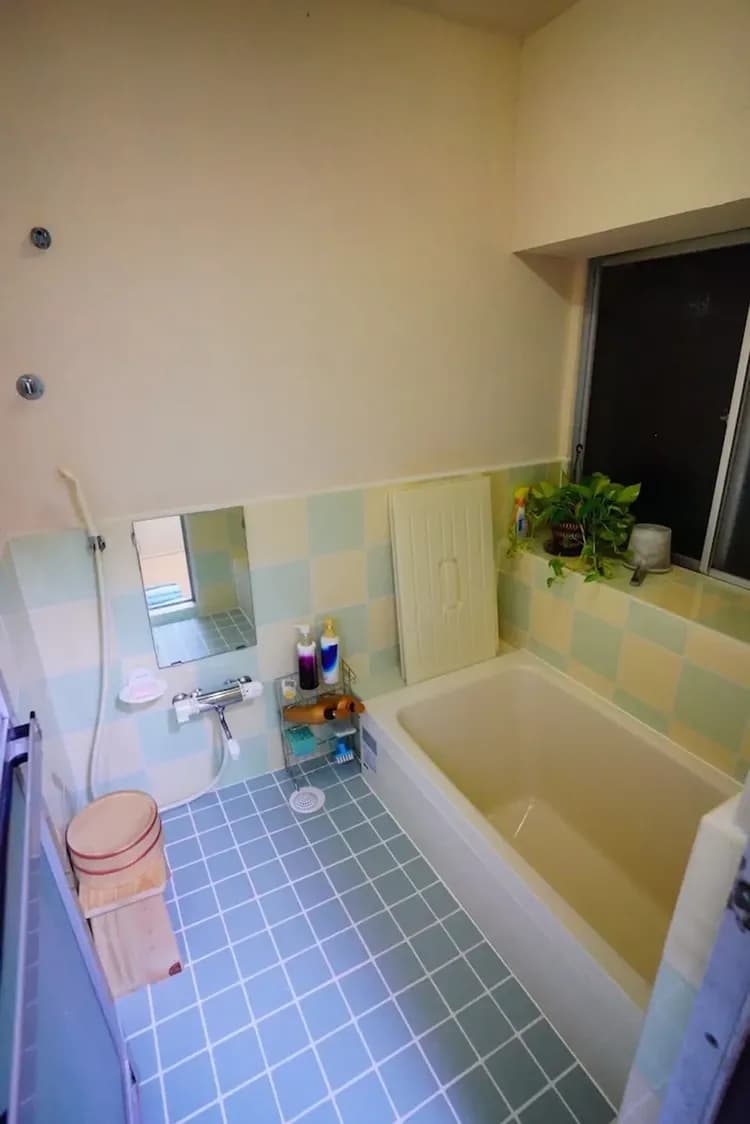 Deep soaking bathtub