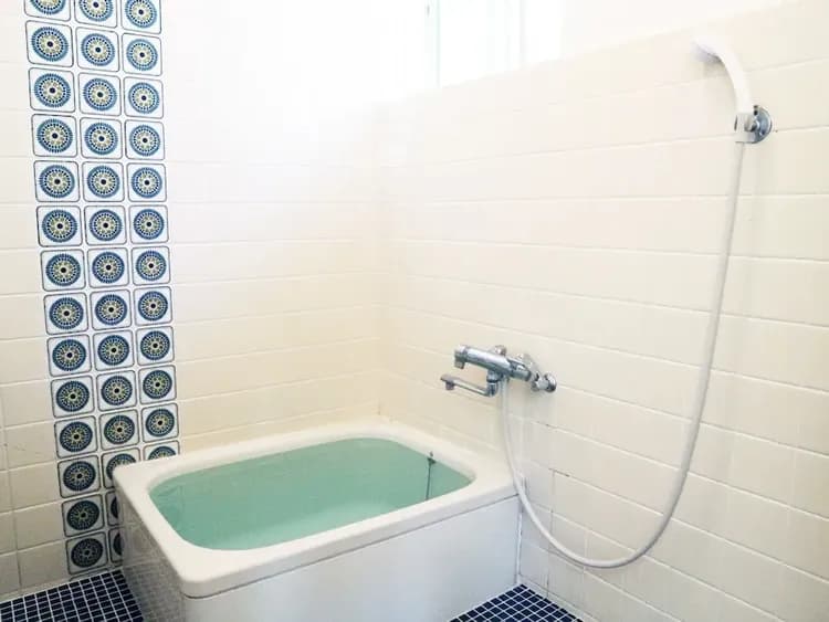 Deep soaking bathtub