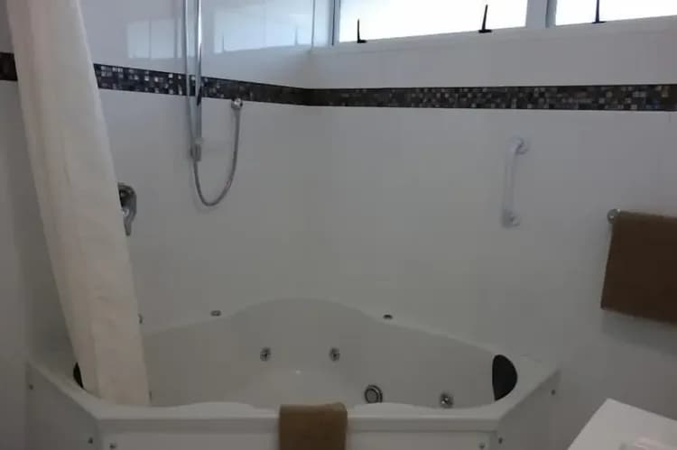 Deep soaking bathtub