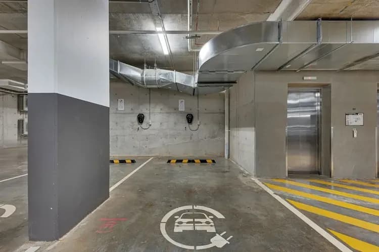 Electric vehicle charging station