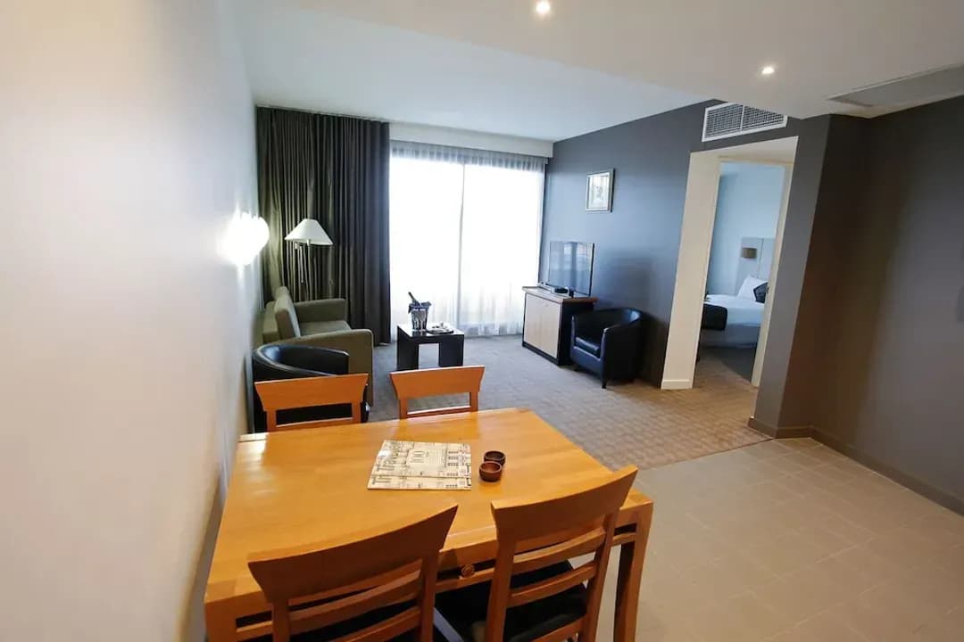 Melbourne District-Golden Pebble Hotel