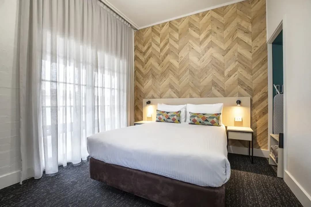 Melbourne District-Nightcap at Sylvania Hotel