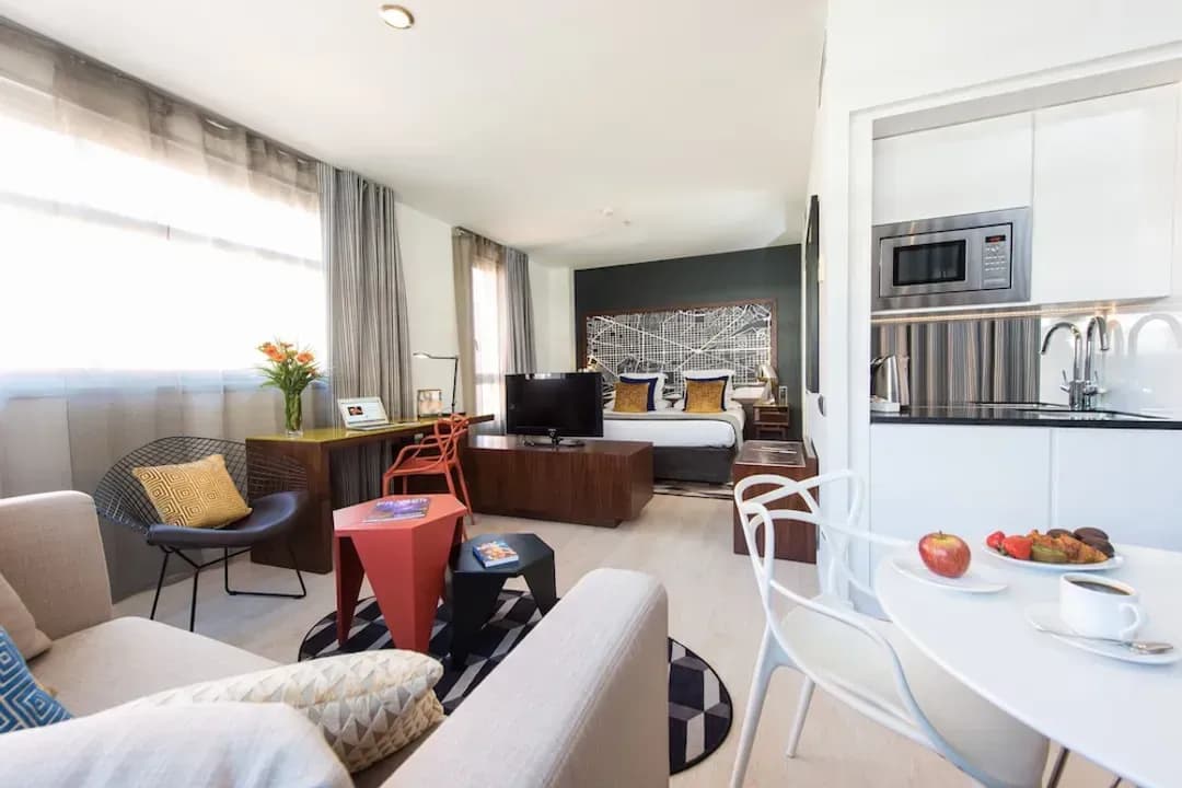 카탈루냐-나이틀리 바르셀로나 포블레노우