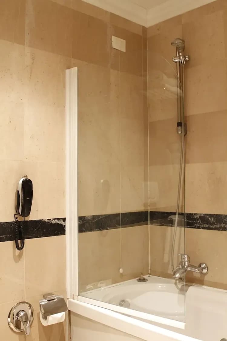 Deep soaking bathtub