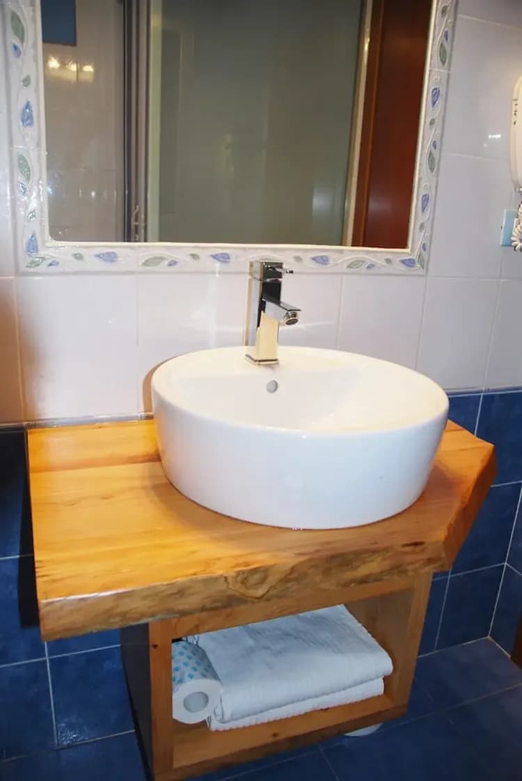 Bathroom sink
