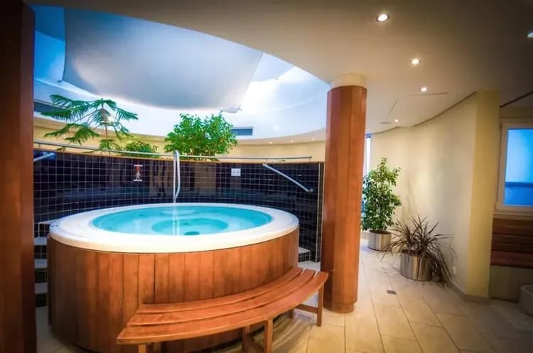 Indoor spa tub