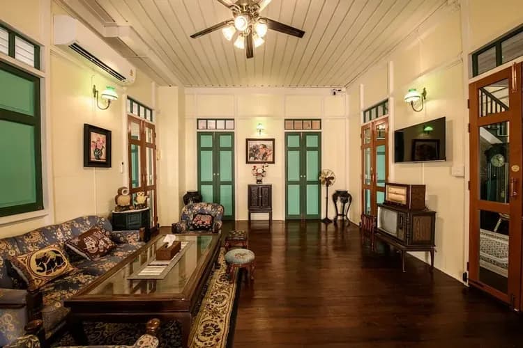 Check-in/check-out kiosk