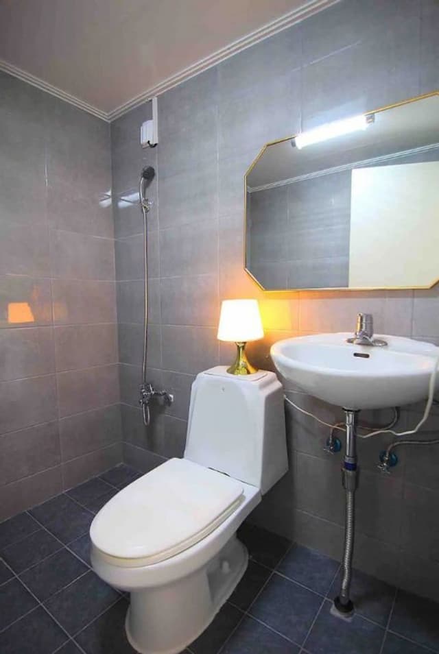 Chan &Suji IV(6 minutes walk to the train station)-7-11 People *This is a semi-underground room*-10