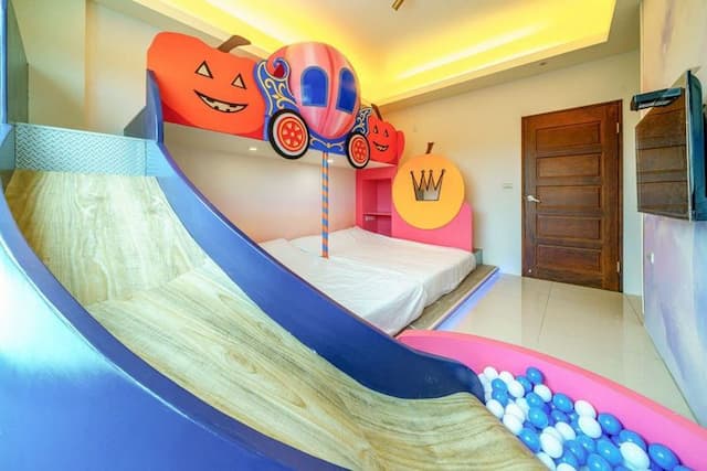 金朵民宿 | 房內溜滑梯、球池-仙履奇緣四人房-3