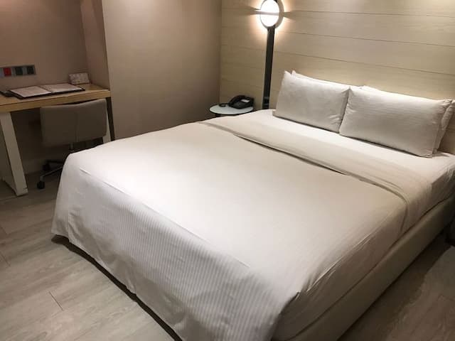 雲端商務旅館|台中館 | 一中街、中華路夜市-無窗客房-1