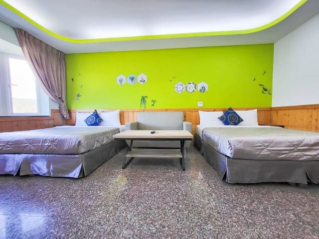 興吉旅店 | 室內公共空間自行車停放-山景四人房-1