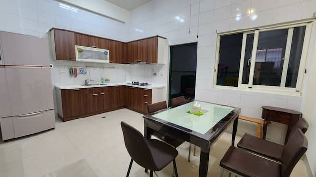 Hualien Baodong Colorful Nest B&B with slides, barbecue, singing, electric mahjong, near Dongdamen Night Market-6-person bungalow-5