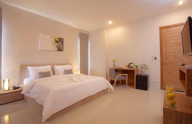 Lemonade Phuket Hotel-Lemon Deluxe King bed -38sqm--5