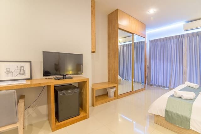 Lemonade Phuket Hotel-Lemon Suite King bed with living area -46sqm--4