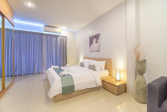 Lemonade Phuket Hotel-Lemon Suite King bed with living area -46sqm--10
