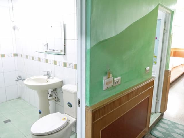 興吉旅店 | 室內公共空間自行車停放-雙衛浴八人房-7