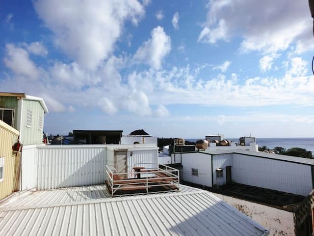 興吉旅店 | 室內公共空間自行車停放-雙衛浴八人房-8